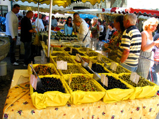 Fresh produce market in Salernes